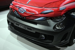 Illustration for article titled Electric Fiat 500 Elettra Pokes Nose Out From Vintage Camo Cover